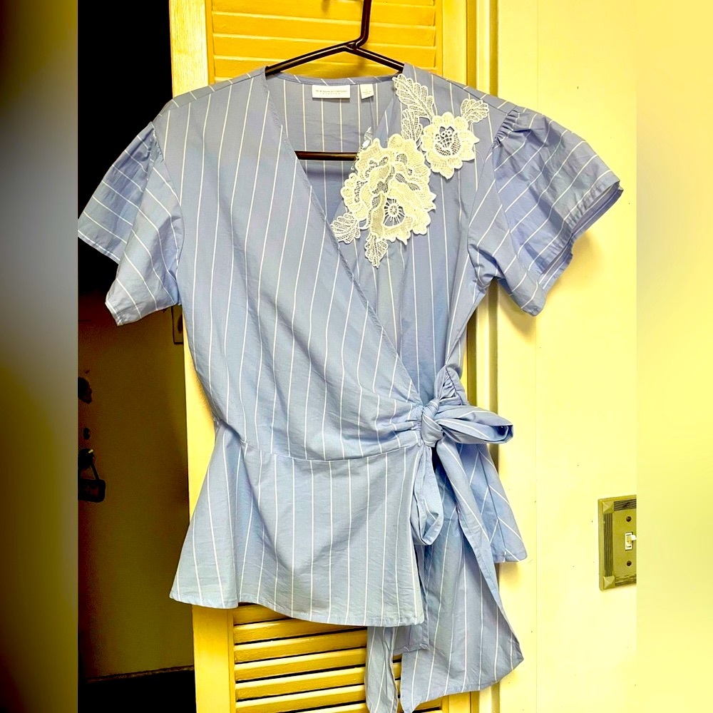 BLUE AND WHITE STRIPED TOP W APPLIQUÉ FLOWER ON FRONT BUTTON INSIDE FOR WRAP